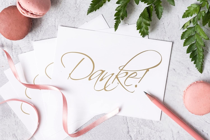 Nahaufnahme der Dankeskarten mit goldfarbener Schrift